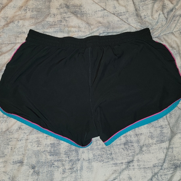 Shorts - Picture 3 of 3